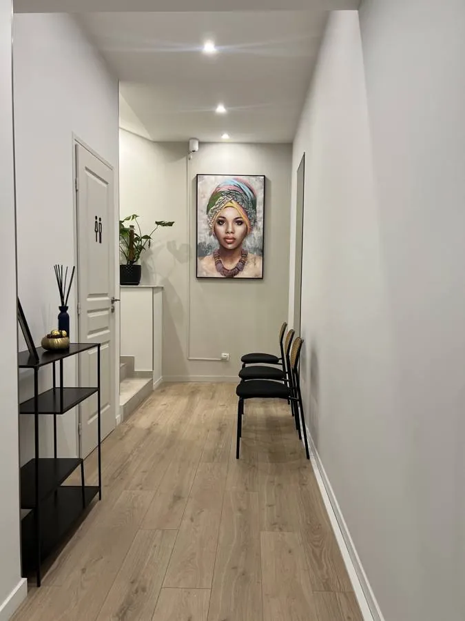 L'entrée : Le couloir, le tableau et les chaises noires