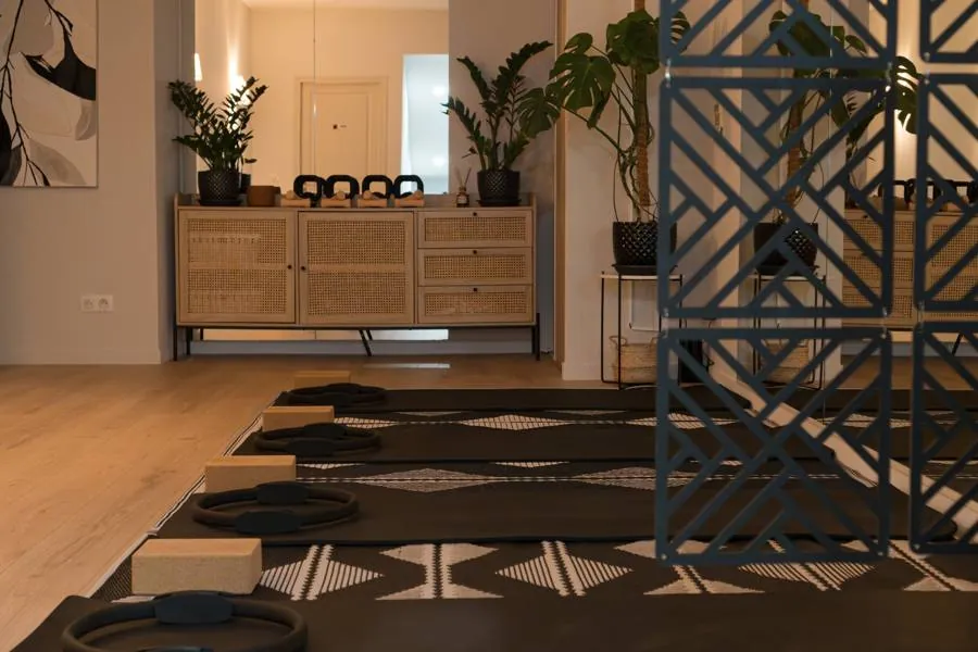 La salle de Pilates : Tapis, cercles et briques en liège