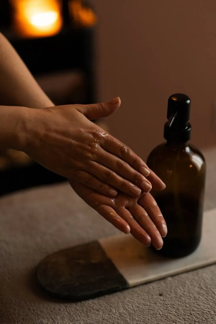 Mains et huile de soin avant un drainage lymphatique