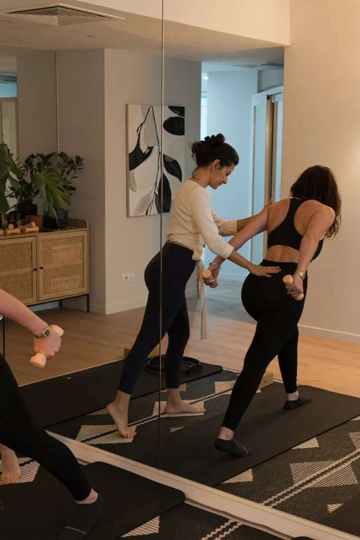 Coaching Pilates individuel devant le miroir de la salle de Pilates